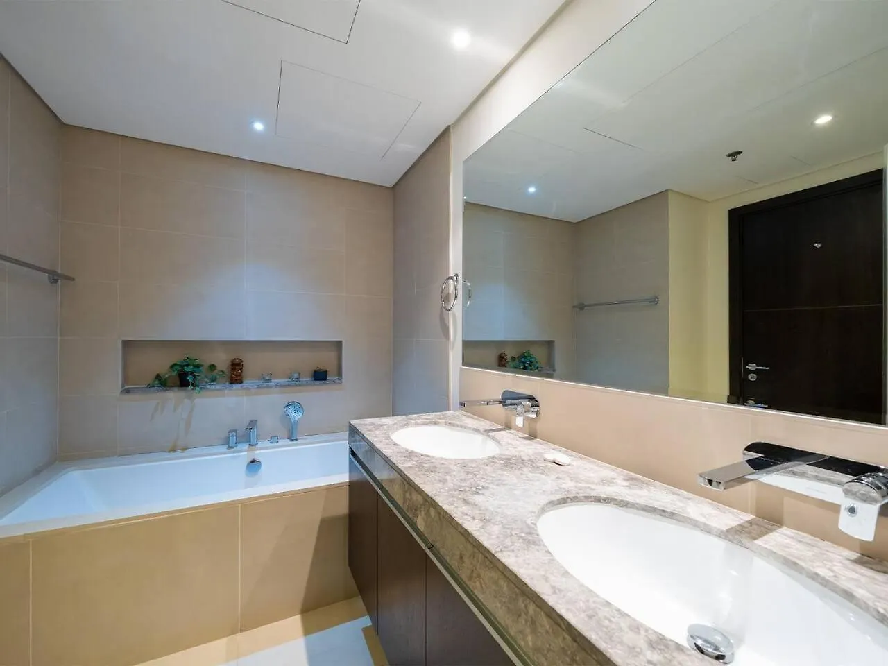 Stylish 2 Bedroom Suite With Stunning Creek And Skyline Views Dubai Apartment