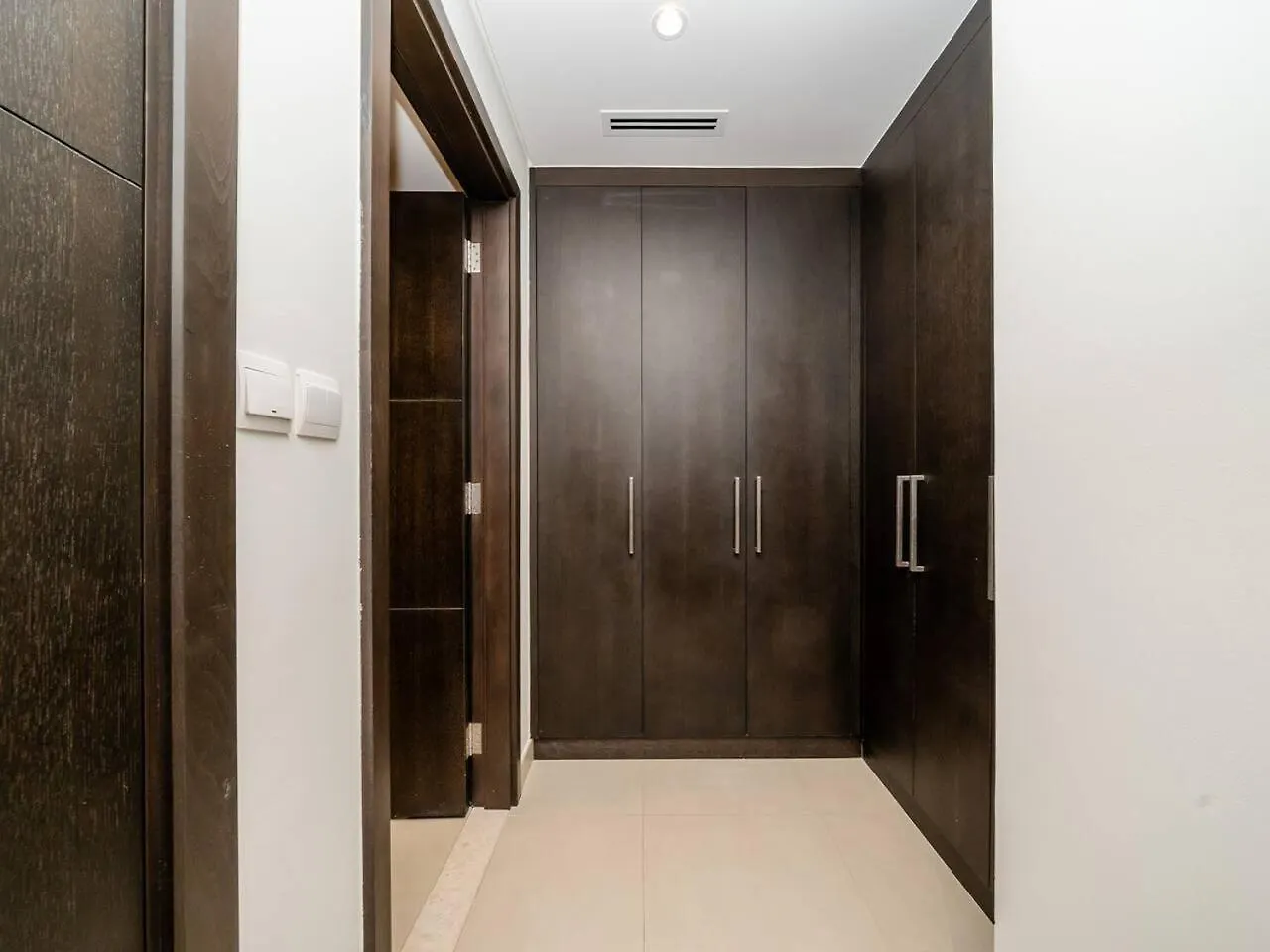 Stylish 2 Bedroom Suite With Stunning Creek And Skyline Views Dubai Apartment