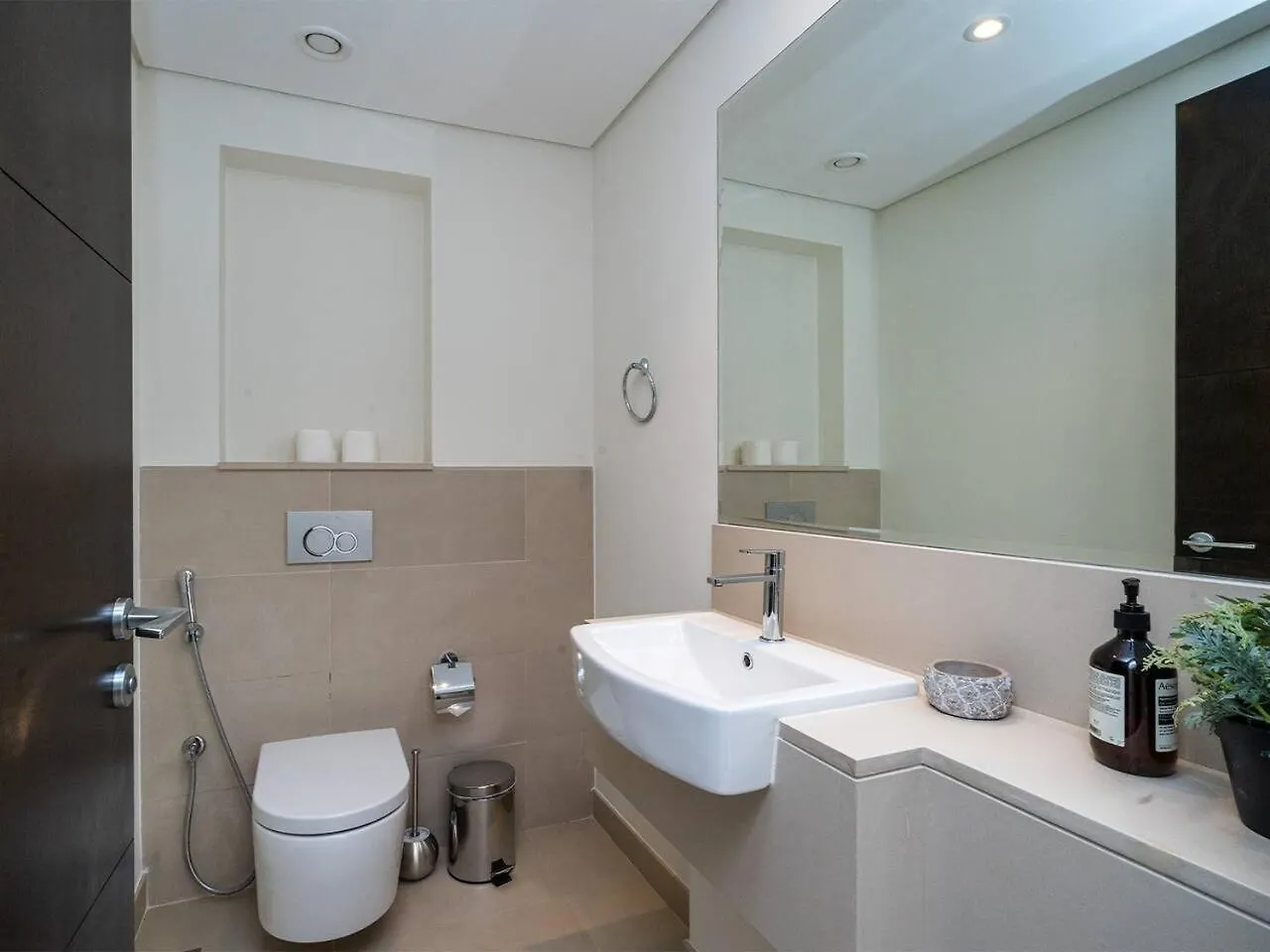 Apartment Stylish 2 Bedroom Suite With Stunning Creek And Skyline Views Dubai United Arab Emirates