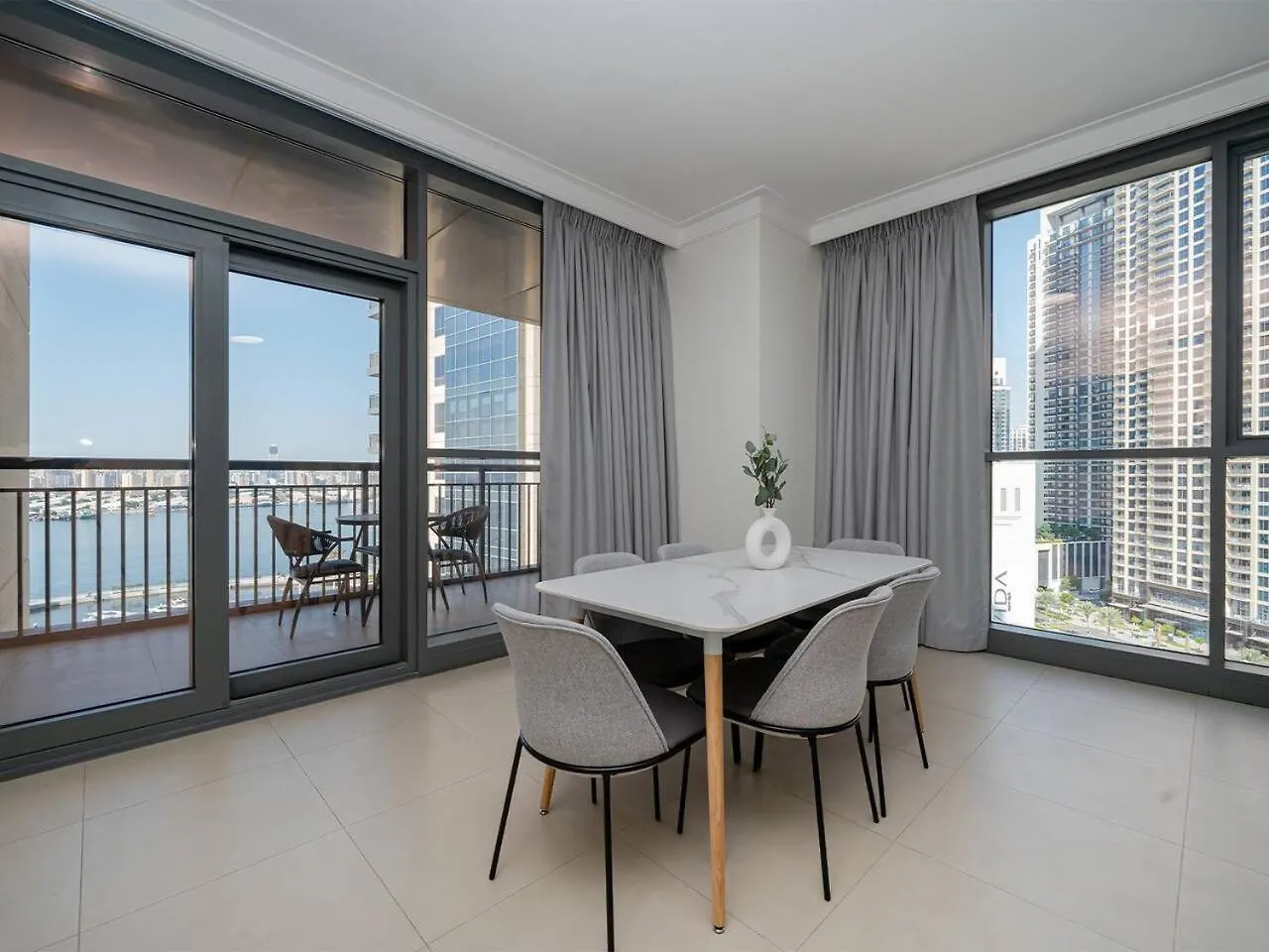 Stylish 2 Bedroom Suite With Stunning Creek And Skyline Views Dubai